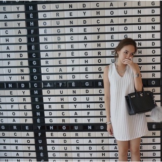 สุ่มสีนะคะ V dress มีสี ขาว ดำ กรม                 .