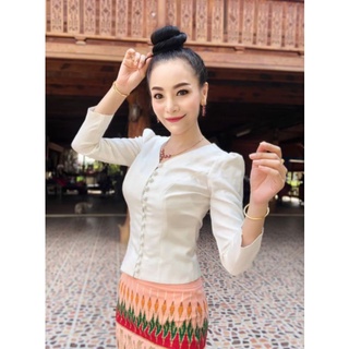 เสื้อไหมลาว สวยงาม..เรียบหรู 💢ดูไฮ 
#พร้อมส่งครบไซส์ 32-34-36-38-40-42
#งานสวยงานเนี๊ยบ งานเป๊ะใส่แล้วปัง