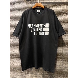 VETEMENTS BLACK BIG LOGO LIMITED EDITION PRINT TSHIRT เสื้อยืดคอกลมแขนสั้น แบรนด์เวตมองต์ส สกรีนตัวหนังสือโลโก้