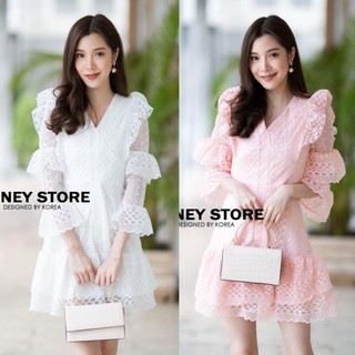 เสื้อผ้าแฟชั่นใหม่ Merry เดรสลุคนี้ดูหวานละมุน ตัวเดรสเป็นลูกไม้อย่างดีเย็บติดซับด้านใน เล่นระบาย 2 ชั้น แต่งระบายช่วงไห