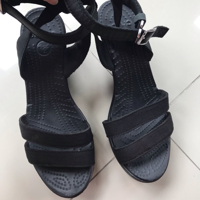 รองเท้า crocs ผู้หญิง ส้นเตารีด สีดำ งานแท้ มือสอง size 39
