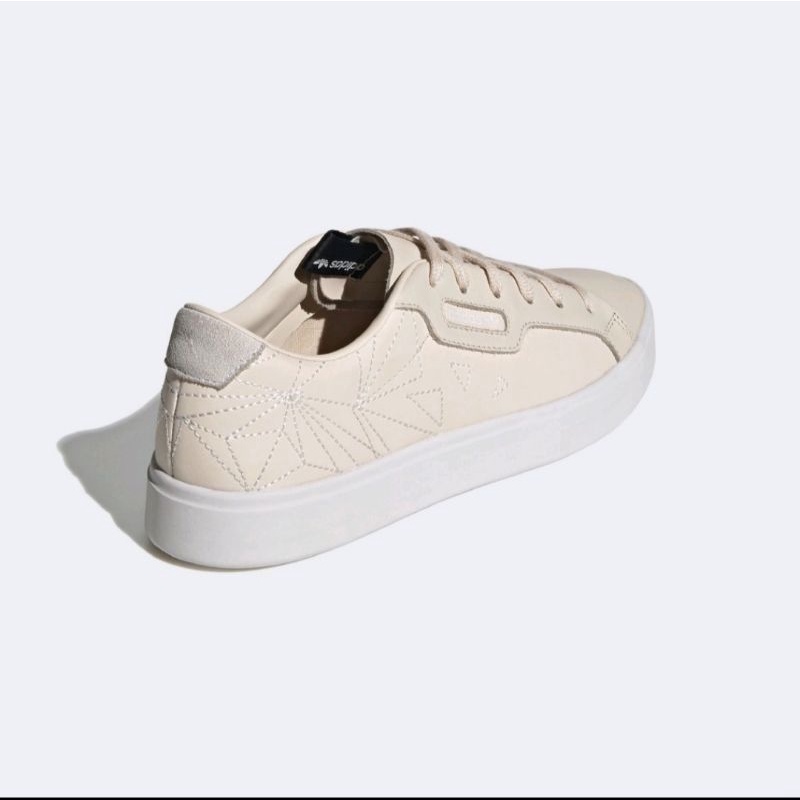 adidas ORIGINALS adidas Sleek Shoes ผู้หญิง Beige EG7753