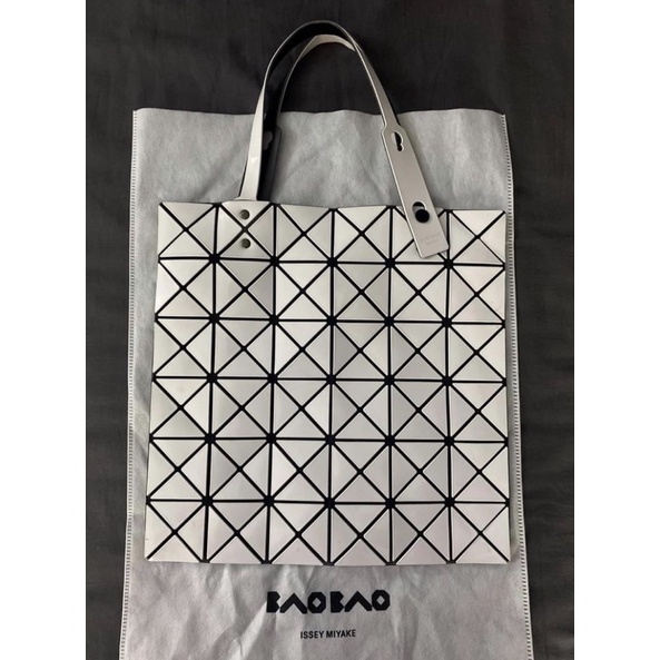 แท้ ส่งต่อ Bao Bao 6x6 สีขาว แท้ช้อปญี่ปุ่น กระเป๋าเบาเบา กระเป๋ามือสอง Bao Bao Issey Miyake