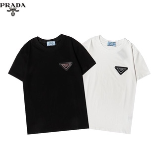 Prada เสื้อยืดแฟชั่นสําหรับ Unisex ผ้าฝ้ายแขนสั้นพิมพ์ลายโลโก้สามเหลี่ยม