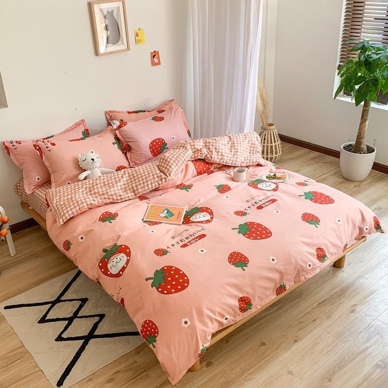 ชุดเต็มของ POLY COTTON BEDDINGS ทุกสี ไซส์ FALLING BEDROOM DECORTATION - PINK STRAWBERRY PATTERN