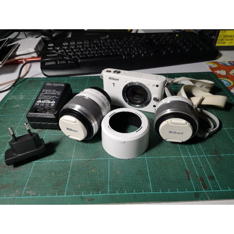 Nikon1​ j2​ มือสองครบกล่องพร้อมเลนส์สองตัวและถุงใส่เลนส์และใส่กล้องnikon