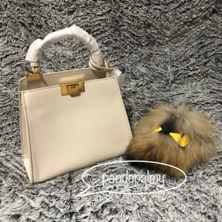 CHARLES &amp; KEITH รุ่น PUSH-LOCK HANDBAG (สีเบจพร้อมส่งค่ะ)