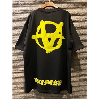 VETEMENTS OVERSIZED ANARCHY PRINT COTTON T-SHIRT เสื้อยืดคอกลม แขนสั้น แบรนด์ เวตมองต์