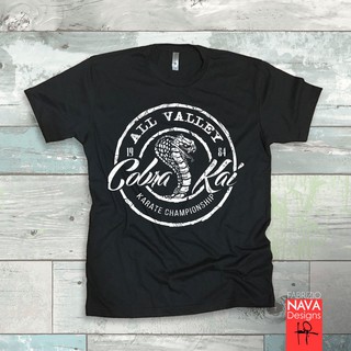 【hot sale】ผู้ชายเสื้อยืด Men T Shirt Cobra Kai เสื้อคาราเต้เด็กหนังใหม่ผ้าฝ้ายชายเสื้อ 1984 ขากวาดกราฟฟิคชายเสื้อยืดสีดำ