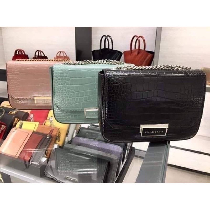 Charles&Keith Croc-Effect Structured Crossbody Bag 👛❤️ สินค้าพร้อมส่ง จัดส่งไม่เกิน 1-2 วัน จากวันที