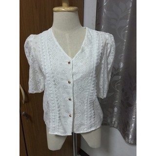 เสื้อครอปท็อป ลายฉลุ