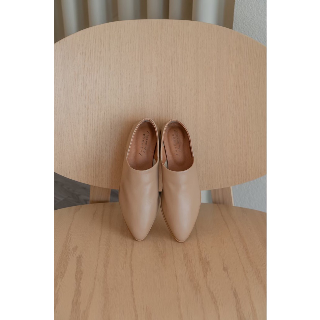 รองเท้าหนังรุ่น EVERLY/ Soft Beige รองเท้าโลฟเฟอร์หัวแหลมทรงสวย สำหรับสาวเก๋ แบรนด์ THANK YOU SUMMER