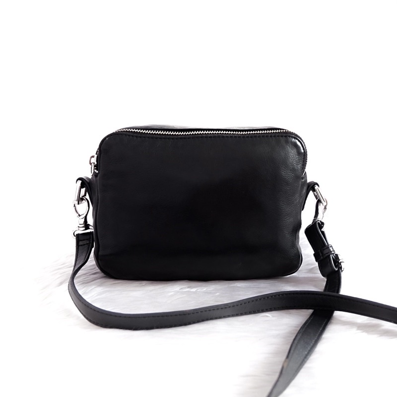 [กระเป๋ามือสอง] 🖤 MARGOT 🖤 ของแท้ cross body 8.5นิ้ว ตำหนิรอยปากกาด้านใน หนังวัวแท้  สีดำ กระเป๋าสภา