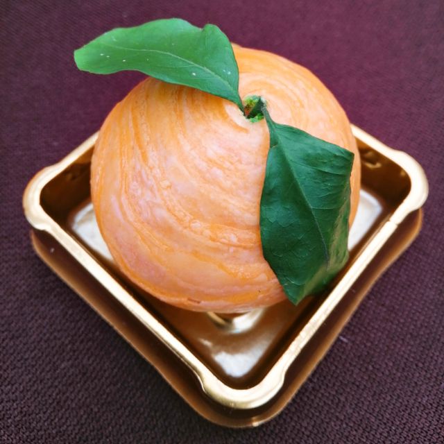 ขนมเปี๊ยะลูกส้ม  หอมๆหวานๆไปกับไส้ถั่วกวนส้มสด ความอร่อยใหม่ที่เข้ากันอย่างลงตัว  แป้งบางนุ่มละมุนลิ้น กัดคำไหนก้ออร่อย