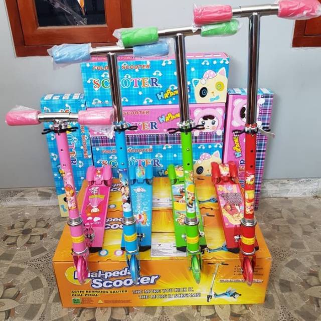 ตัวอักษรเหล็ก CHILDRENS OTOPET SCOOTER HAS เบรคมือ + กระดิ่ง