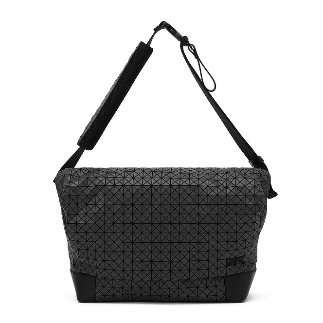 Issey-miyake Bao Bao Kuro Sling Bag (มาพร้อมการรับประกัน 1 ปี)