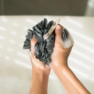 ใยขัดผสม Antibac!! Auriza Black Charcoal Bath Lilly ใยขัดผิวสำหรับอาบน้ำ
