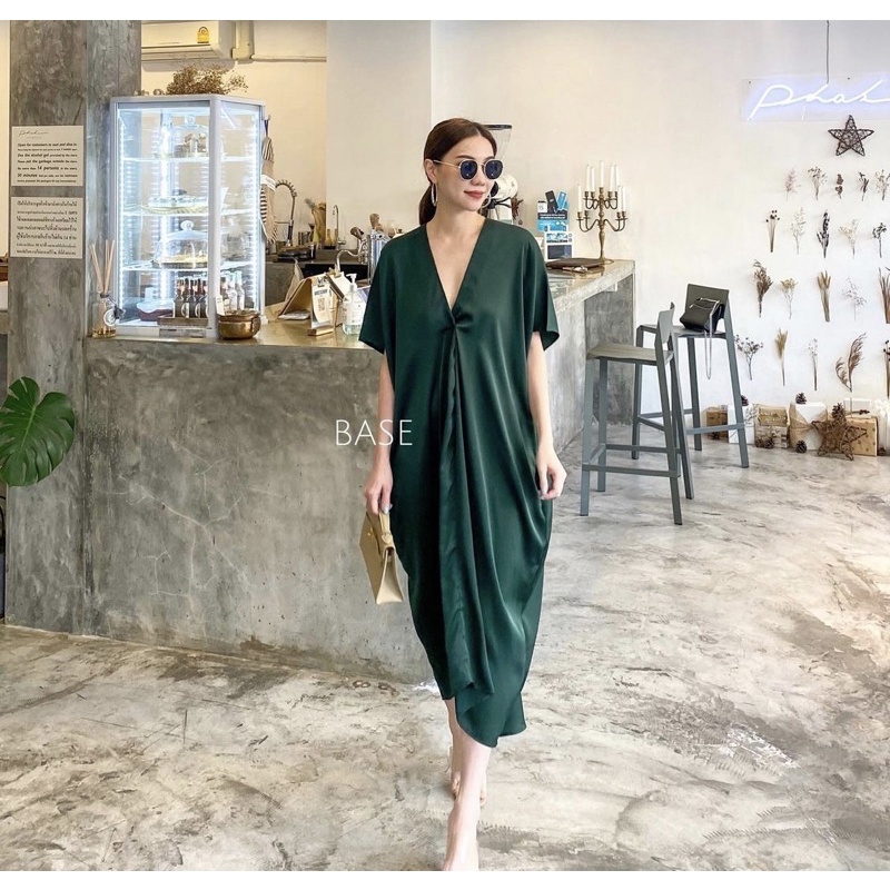 KHLOE DRESS เดรสแขนสั้นคอวี