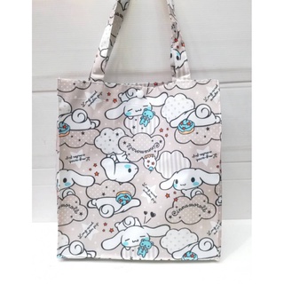 CINNAMOROLL กระเป๋า กระเป๋าผ้า ลดโลกร้อน ผ้าเคลือบกันนำ้ อย่างดี ลายCINNAMOROLL มีกระดุมด้านบน มีแผ่นรองใต้กระเป๋า   MNN