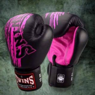 นวมชกมวย Twins Boxing Gloves ลาย TW-3 สีดำ/ชมพู