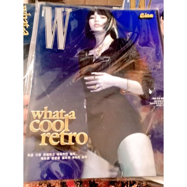 นิตยาสารW Korea Lisa ส่งตรงจากKorea  .