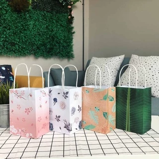 Goodboxpack (แพ็คละ25ใบ)ถุงกระดาษ/ถุงหูหิ้ว สีขาว ไซส์ S พิมพ์ลาย ขนาดกว้าง 8 x ยาว 13 x สูง 18 ซม.