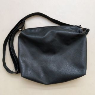 กระเป๋าหนัง สีดำ Cross body มือ 1 เก่าเก็บ