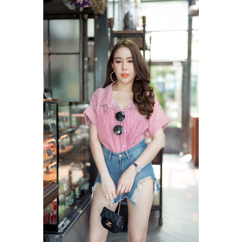 1อต2703 เสื้อลายริ้ว แขนเบิ้ล ทรงคอปก มีกระดุมหน้าถอดได้ แต่งกระดุมหลัง 2 เม็ด งานสวย ขายดี ราคาถูก ติดไปได้เลยค่ะ