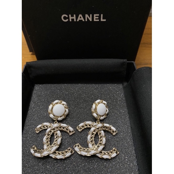 Used Chanel earrings รุ่นใหม่สีขาวสวยหายากมากใบเสร็จ shop thai 3 หมื่นกว่า
