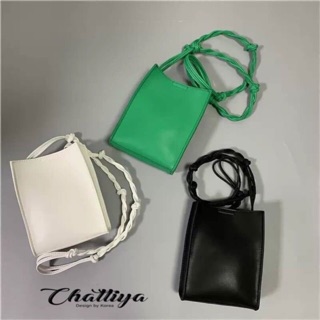 Chattiya🎀 กระเป๋าสะพาย มีดีเทลที่สายสะพายเป็นเกลียว ปากกระเป๋ามีกระดุมแม่เหล็กปิด ใส่มือถือ powerbank