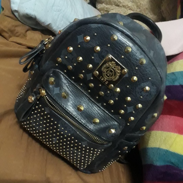 กระเป๋า MCm