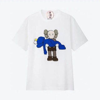 [S-5XL] พร้อมส่ง UNIQLO Kaws เสื้อยืดคอกลม แขนสั้น ลายตุ๊กตาเซซามีสตรีท สําหรับผู้ชาย และผู้หญิง