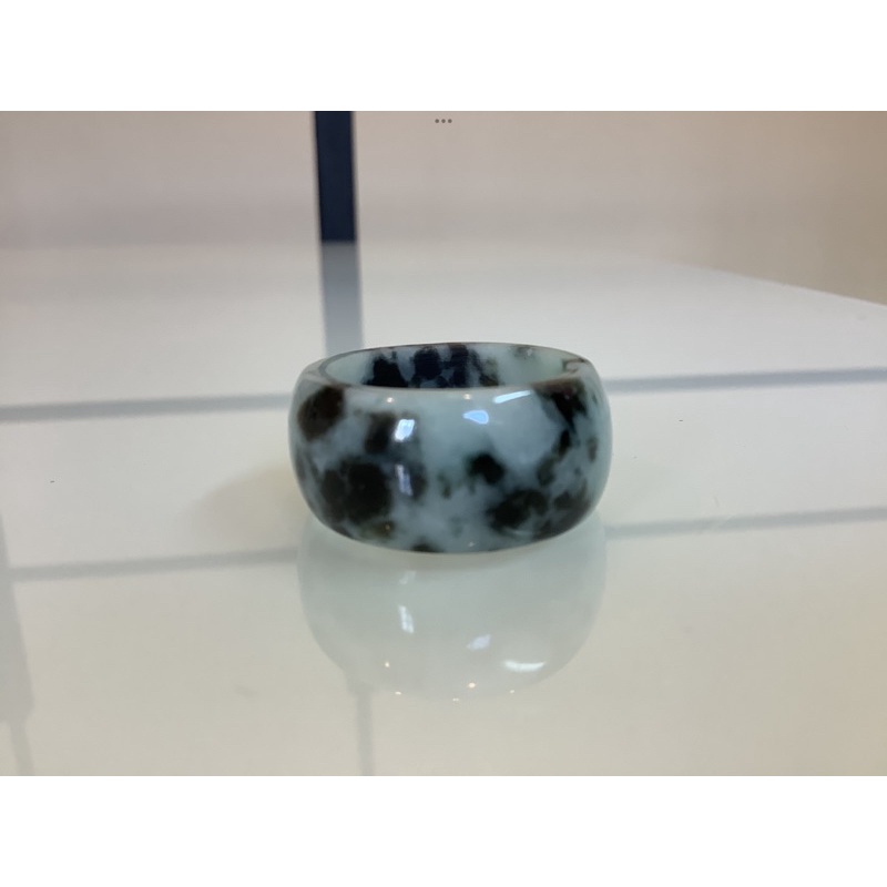 NO.012 แหวนหยกพม่าแท้ (เจไดท์) รูปทรงปลอกมีด สีขาวเขียวธรรมชาติ เนื้อสวยเงางาม ลักษณะโปร่งแสง ไซด์ E59