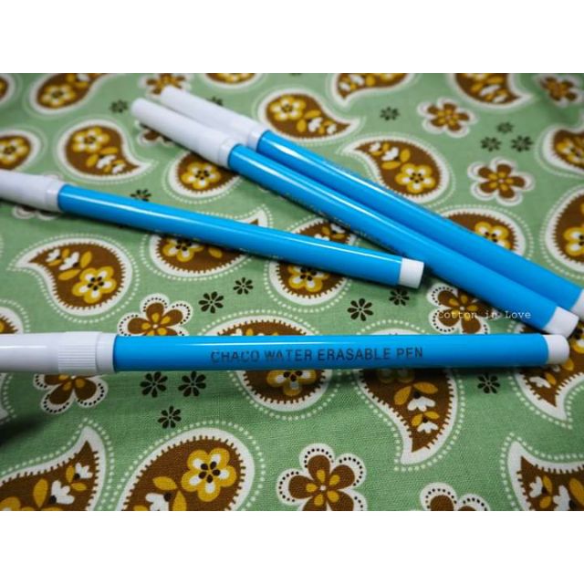 ปากกาเขียนผ้า CHACO ลบด้วยน้ำ มีให้เลือก 2สี สีฟ้า สีน้ำตาล