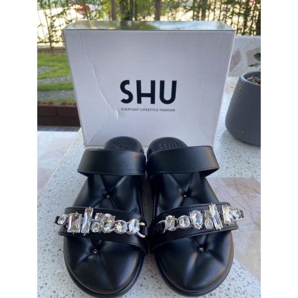 SHU แท้100% รองเท้ามือสองสภาพใหม่มาก