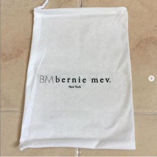 ถุงผ้า แบรนด์ bernie mev สีขาว ของแท้ ผ้าหนาอย่างดี สามารถใส่กระเป๋าหรือใส่ของ ช่วยถนอมกระเป๋า หรือรองเท้า มือ 1