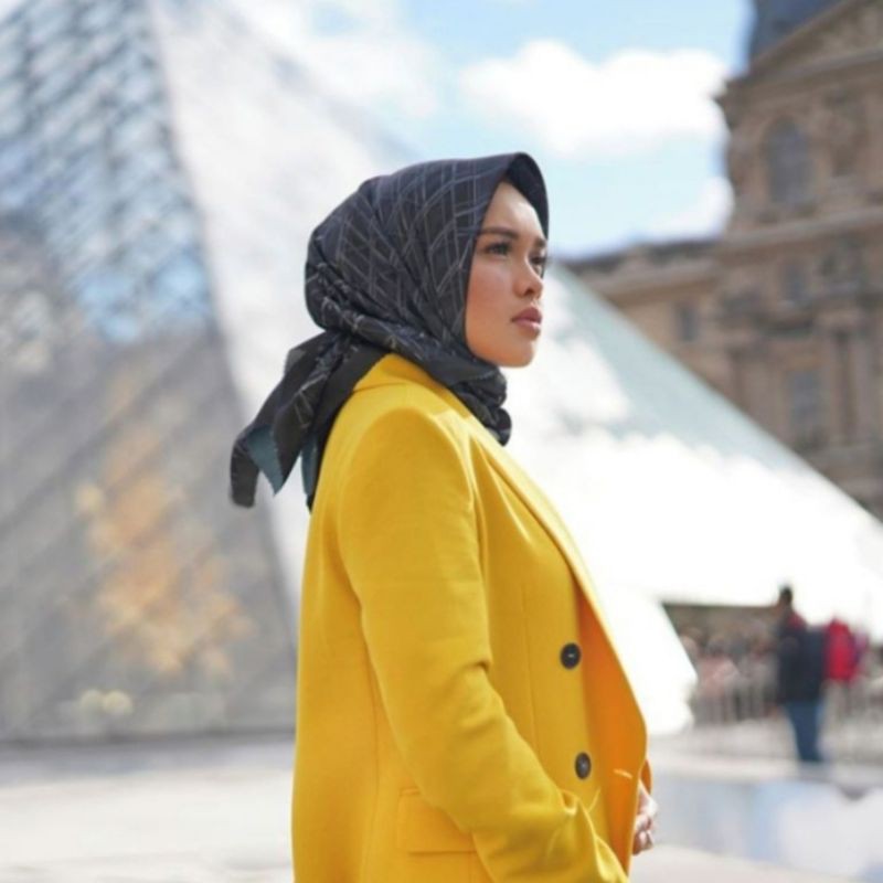 Hitam Black Louvre Motif Hijab Square Hijab / Veil