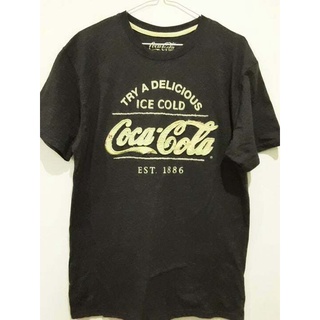 เสื้อยืดผ้าฝ้าย เสื้อยืดลําลอง ลาย COCA COLA ~ s สีเทากลาง เข้ากับทุกการแต่งกาย สําหรับผู้ชาย EST 1886 464103