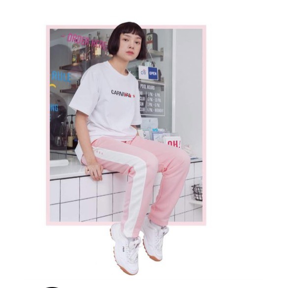 Carnival World Script Tee T-Shirt สีขาว เสื้อแขนสั้น เสื้อยืด