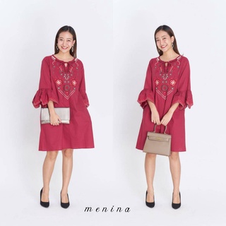 แจกโค้ดลด 𝟭𝟬𝟬 บาท Menina - เดรสผ้าคอตตอนญี่ปุ่นปักลายดอก 2 กระเป๋าข้าง ชุดกระโปรงยาวสุภาพ ฟรีไซส์ Freesize เดรสยาว