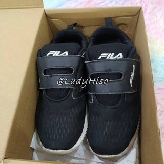 Fila Tripp Kid รองเท้าเด็ก มือสอง สภาพดี ฟีล่า รองเท้าผ้าใบ  ไซส์ EUR 33 สีดำ  Fila Tripp