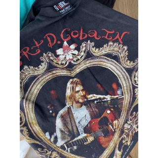 KURT D. COBAIN 02 - UNISEX Cotton 100% เสื้อวง เสื้อทัวร์ ลายเสื้อเนอร์วานา วงร็อค