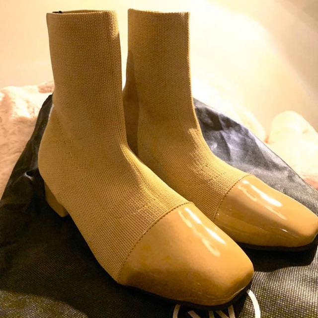 รองเท้าบูททรงถุงเท้า แบรนด์ WOOL STUDIO BANGKOK สีเบจ