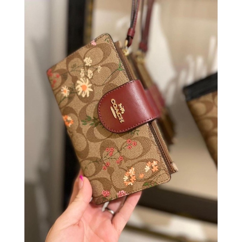 Coach แท้ 🇺🇸💯% New Coach กระเป๋าสตางค์ TECH WALLET IN SIGNATURE CANVAS WITH WILDFLOWER PRINT (COACH C8729) GOLD/KHAKI