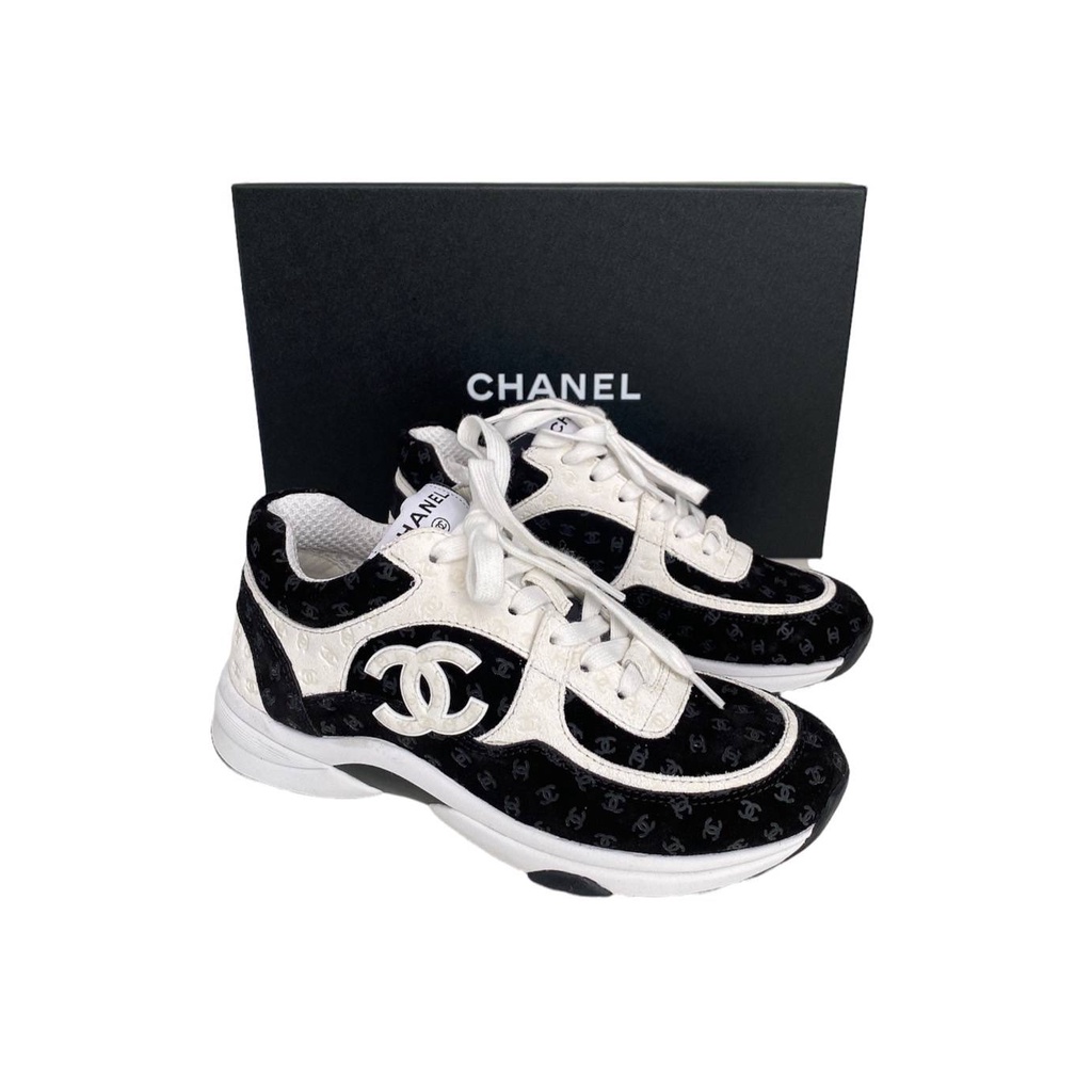 รองเท้าผ้าใบ สนีคเกอร์ผู้หญิง แบรนด์ Chanel รุ่น Printed Suede Calfskin CC Logo Sneakers/Trainers Size 36 สีขาว-ดำ