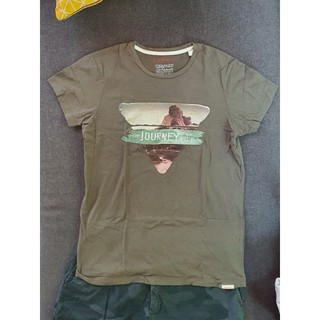 (Used) Esprit เสื้อยืด สีเขียวolive ลาย the journey of your life ลุคเหมาะไปcamping มากมาย สภาพดีมาก