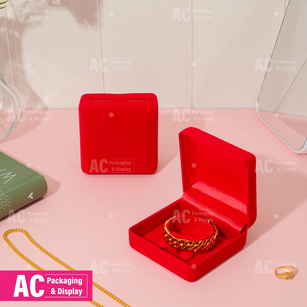 กล่องใส่นาฬิกา กำไล สร้อยมือ วัสดุเป็นกำมะหยี่ สีแดง ขนาดกล่อง 9x9x4.5 cm ภายในสามารถปรับขนาดได้ สามารถเก็บเงินปลายทางได