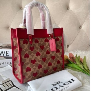 พร้อมส่ง แท้ 💯% 🇺🇸 Field Tote 22 In Signature Canvas With Heart Print