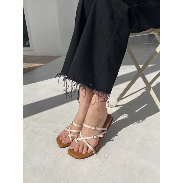( พร้อมส่ง ) MODEL : CHER รองเท้าแตะสายเข็มขัด การันตีความนุ่มม soft shoes Va