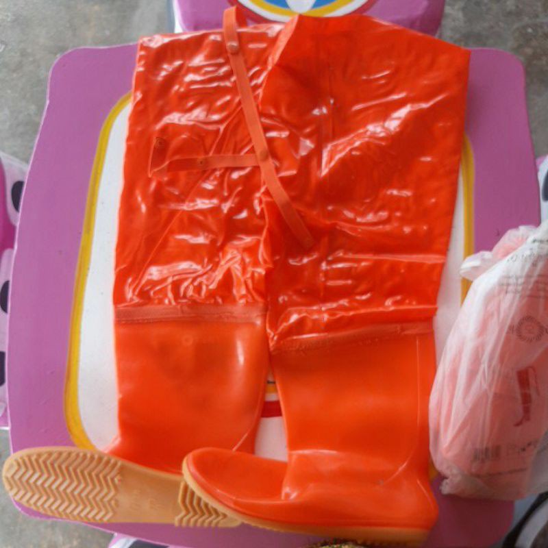 รองเท้าบูท บูทยาวครึ่งเข่าสีส้ม บูทสั้นสีดำ